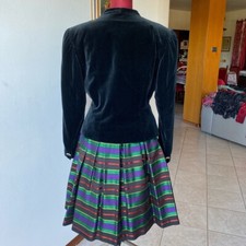 Completo composto da giacca in velluto nero e gonna morbida con sottogonna