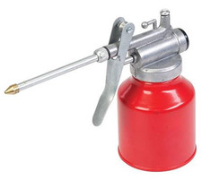 Oliatore in metallo a pompa