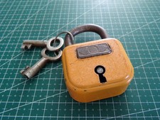 Vecchio lucchetto in ferro BURG giallo ocra serratura d'epoca anni 50 60 vintage