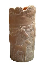 Portabottiglie vino terracotta rilievo equitazione cavalli mare e puledro scena