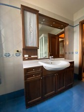 Mobile bagno con lavabo, specchio e faretti 