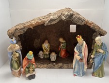 Grande mangiatoia e figure in