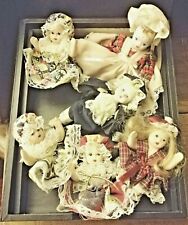 Lotto di 6 Bamboline in ceramica di cui una senza un braccino con i loro vestiti