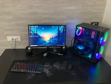 pc da gaming fisso, compreso di tastiera, monitor, mouse, casse e tappetino