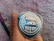 ORIGINALE 82427068 1x FREGIO STEMMA GRIGLIA LANCIA DELTA 4WD THEMA 8.32 FERRARI