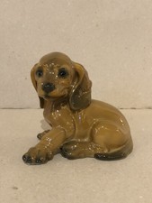 Bassotto seduto, statua in