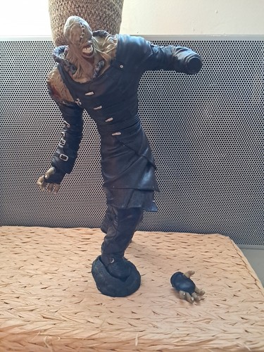 Resident evil nemesis statue - nemesis,