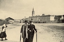 Ines e papà appena scesi dal treno a Vignola. Cartolina fotografica d'epoca.