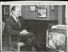 1968 Stampa Foto Hubert Humphrey guarda la signora Richard Nixon in televisione