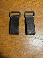 Coppia di passanti in cuoio con anello metallico per cinturone tedesco IIGM-1943