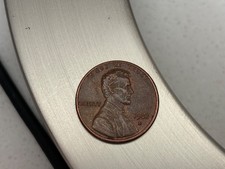 Penny piccolo datario 1982-D Lincoln Memorial. Sciopero disallineato. Riempito con marchio di zecca