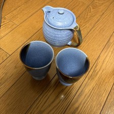 Coppia tazze e pentole in