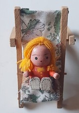 Miniatura Bambola Di Legno Sulla Sdraio Vintage