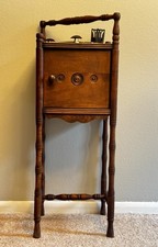 Antico porta fumatori in legno con mobiletto e tavolo per sigari