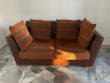 Divano etnico due comodi posti con cuscini in tessuto e struttura rivestita pell