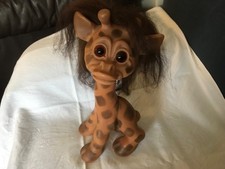 Giraffa troll Thomas Dam anni