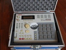 AKAI MPC 2000 - TOP CONDITIONS + CUSTOM FLIGHT CASE + FLOPPY DISKS