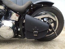 Borsa oscillante Odin nera forcellone adatta per Harley Softail Fatbob Breakout
