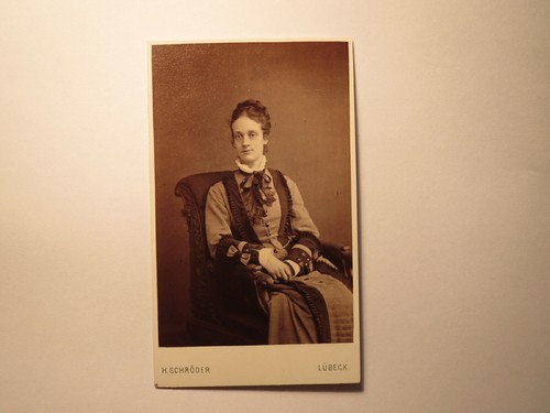 Donna seduta una - donna, in