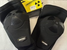 Ginocchiere antiscivolo Nukeproof Critical Armour per XC/Enduro. Tutto nero, taglia L