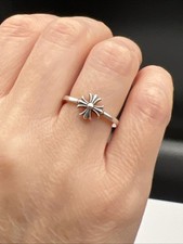 Anello con borchie e borchie