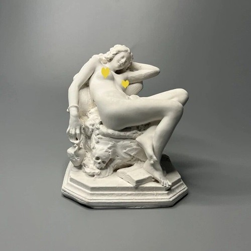 Scultura donna reclinabile