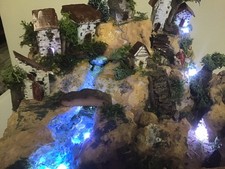 Presepe artigianale 40x32,5x34 cm di altezza con luci e Natività 