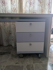 scrivania bianca apribile con 3 cassetti, 2 bianchi e 1 color glicine