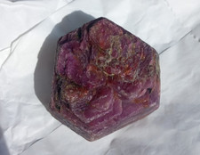 CORINDONE varietà RUBINO forma esagonale cm 4x4 circa/ peso gr. 82,7 circa