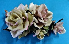 Soprammobile floreale, Ramo di rose in porcellana di CAPODIMONTE