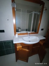 mobile bagno a terra con lavabo e specchio