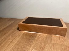 Caricatore wireless in legno massello fatto a mano, con top in ecopelle.