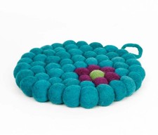 SOTTOPENTOLA TONDO IN PALLINE DI FELTRO TURCHESE 19 cm