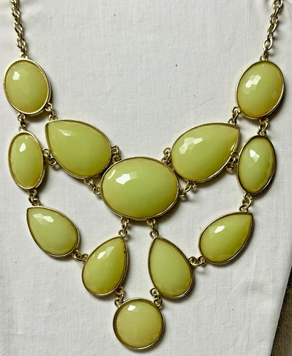 Collana con bavaglino cabochon