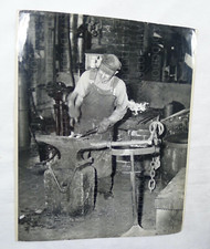 FOTO VINTAGE ORIGINALE FABBRO FUCINA INCUDINE FOTOGRAFIA 8X10 ANTICO LAVORO ARTIGIANALE
