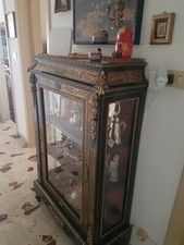 Vetrina In Stile Cinese Con Fregi Dorati, Interno In Velluto Bordeaux.