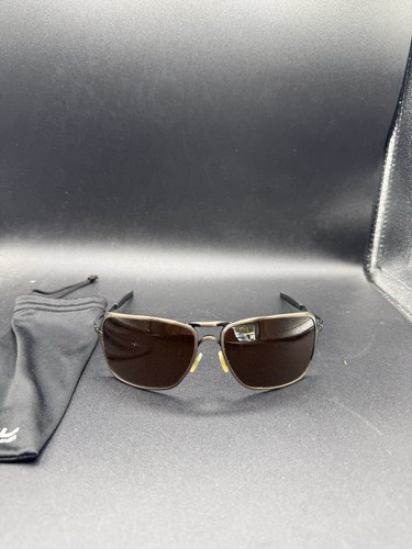 Oakley detenuto spazzolato