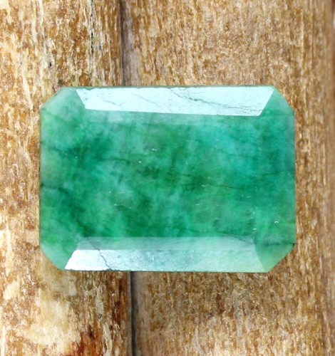 Pietra preziosa smeraldo verde