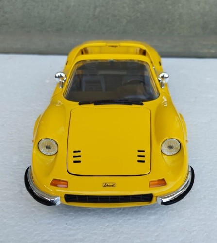 Hot wheels ferrari dino - hot, 1/18