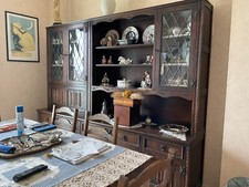 soggiorno composto da due credenze, tavolo fratino, sei sedie, carrello, tavolin