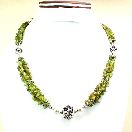 Collana con pietre preziose