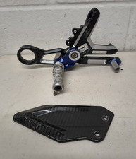 Gancio poggiapiedi anteriore