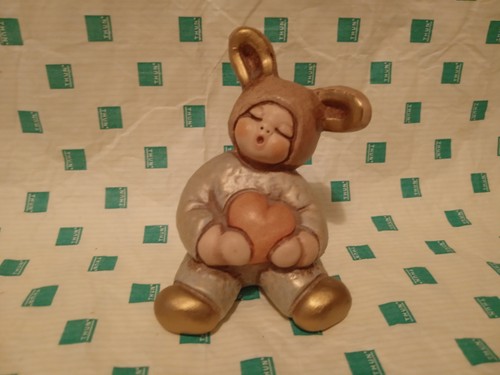 Bimbo coniglio seduto con - coniglio,