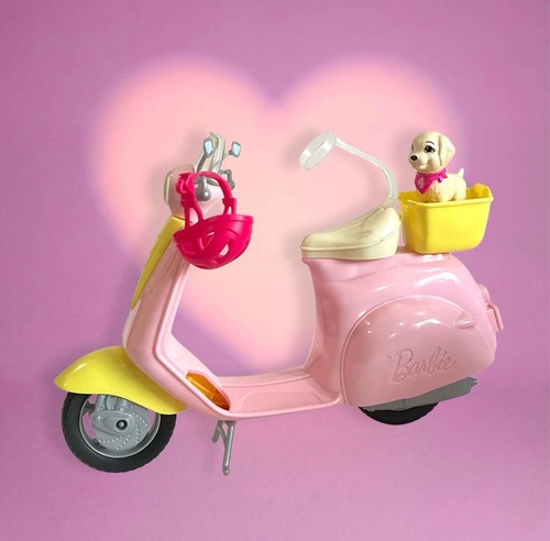 Barbie rosa ciclomotore