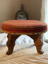 Affascinante antico poggiapiedi imbottito fatto a mano 