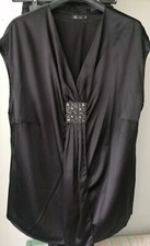 Maglia donna calibrata simil raso, scollo a V di colore nero. Taglia 51