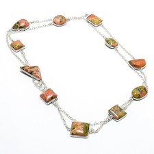 Collana con gioielli in