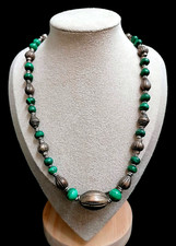 ANTICA RAFFINATA COLLANA ETNICA IN MALACHITE ED ELEMENTI DECORATIVI IN ARGENTO.