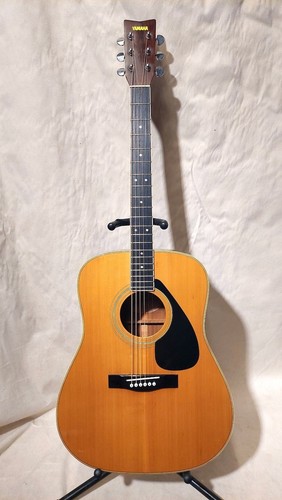 Chitarra acustica naturale