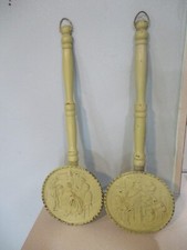 Scaldaletto in latta con manico legno made in England fioriere scene in rilievo festeggiamenti